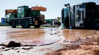 Un vertido de 12 toneladas de chocolate obliga a cortar una autopista en Polonia durante horas